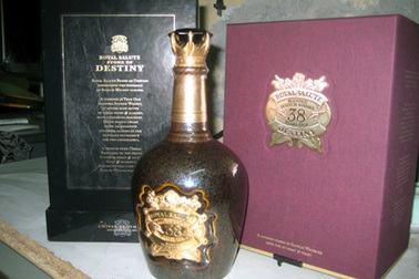 Hà Nội: Xe bưu chính “chở thuê” rượu lậu