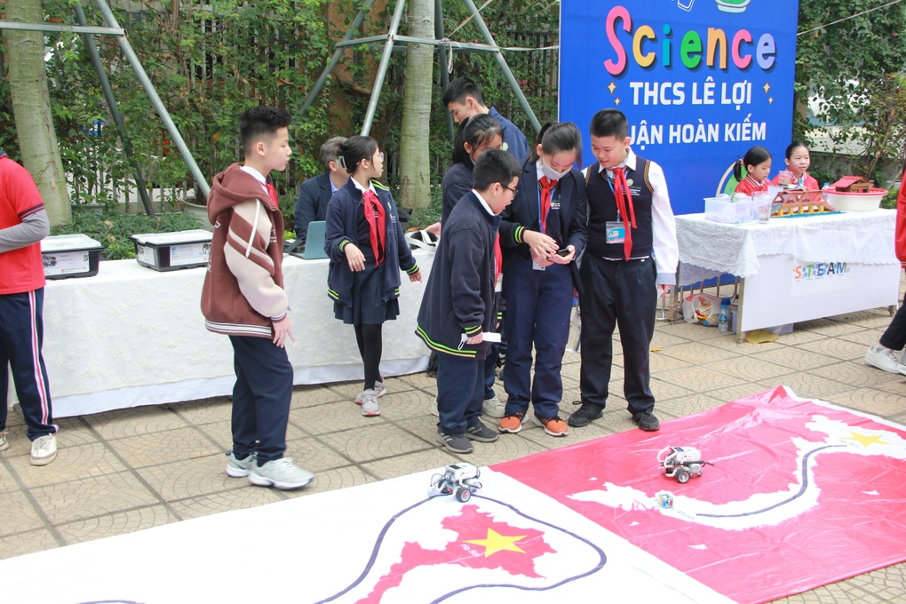 Học sinh Hà Nội trổ tài sáng chế, điều khiển thiết bị bay không người lái - 15 Học sinh Hà Nội trổ tài sáng chế, điều khiển thiết bị bay không người lái - 15
