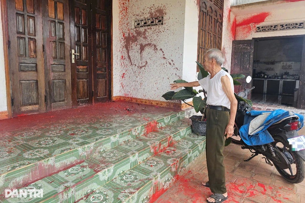 Vụ nhóm côn đồ đập phá quán phở: Con gái nợ, bố bị khủng bố - 1 Vụ nhóm côn đồ đập phá quán phở: Con gái nợ, bố bị khủng bố - 1