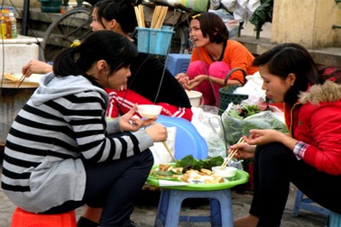 Thu bạc triệu mỗi ngày trên... vỉa hè