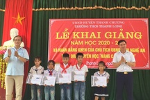 Nghệ An: Trao học bổng “Nâng bước ước mơ” đến học sinh nghèo