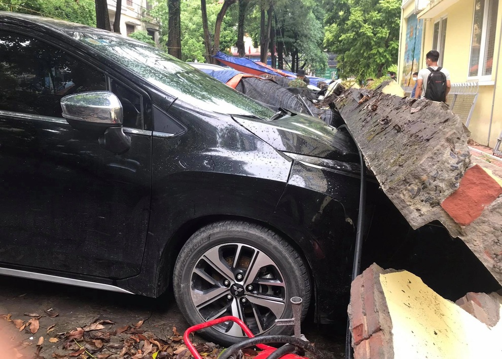 Hà Nội: 50 m tường rào bất ngờ đổ sập, đè bẹp 12 ô tô - 2 Hà Nội: 50 m tường rào bất ngờ đổ sập, đè bẹp 12 ô tô - 2