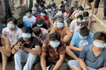 Công an chèo thuyền đột kích trường gà ven sông