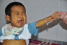 Cậu bé 1 tuổi bụng to như cái trống kêu cứu thảm thiết
