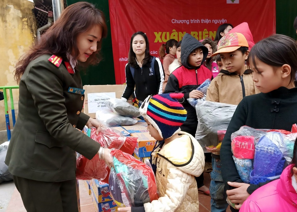 Mang Tết đến gần 2.000 trẻ em nghèo vùng biên cương - 2 Mang Tết đến gần 2.000 trẻ em nghèo vùng biên cương - 2