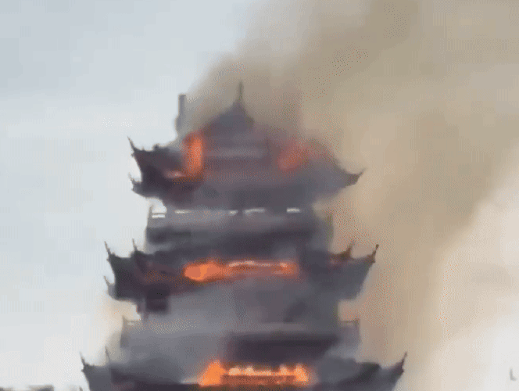 Hỏa hoạn khiến ngôi chùa 1.500 năm tuổi bị đổ sập, nghi do khách thắp hương - 1