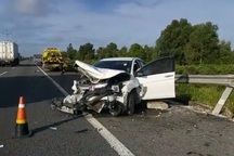 Xe tải tông ô tô 4 chỗ nát bét trên đường cao tốc, tài xế thoát chết