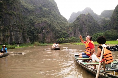Yêu cầu làm rõ vụ khách Tây bị lái đò Tam Cốc chặn đường đòi tiền “típ”