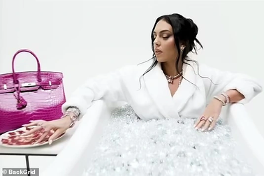 Bạn gái Ronaldo có gì ngoài việc khoe giàu trong 2 bộ phim tài liệu?