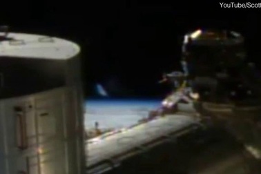 UFO 'tàng hình' lướt ngang qua trạm vũ trụ ISS?