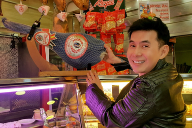 Khách Việt góp tiền chung, mua ăn thử đùi lợn đen muối giá 105 triệu đồng