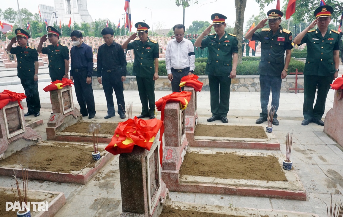 An táng 103 liệt sĩ quân tình nguyện, chuyên gia Việt Nam hi sinh tại Lào - 5 An táng 103 liệt sĩ quân tình nguyện, chuyên gia Việt Nam hi sinh tại Lào - 5