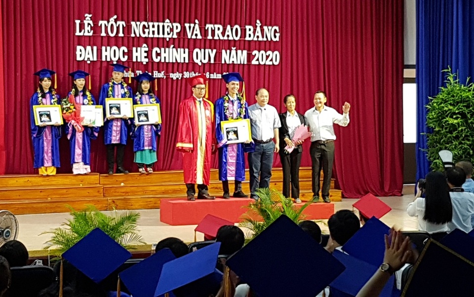 Mời phụ huynh lên bục nhận thưởng cùng con trong lễ tốt nghiệp Đại học - 5 Mời phụ huynh lên bục nhận thưởng cùng con trong lễ tốt nghiệp Đại học - 5