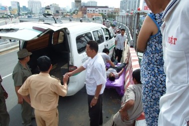 Tông vào dải phân cách, 2 người thương vong 