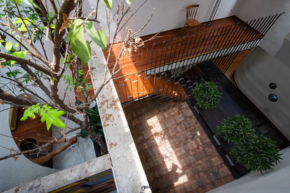 Bất ngờ “nhà chồng nhà” với kiến trúc giao thoa độc đáo ở Bình Dương - 13