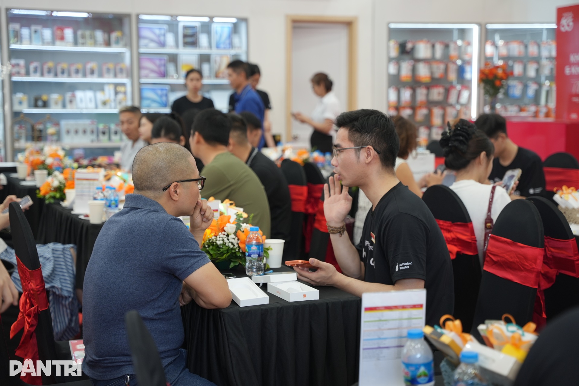 Tưởng nhiều người chê, iPhone cam vũ trụ cháy hàng trong ngày đầu mở bán - 12 Tưởng nhiều người chê, iPhone cam vũ trụ cháy hàng trong ngày đầu mở bán - 12
