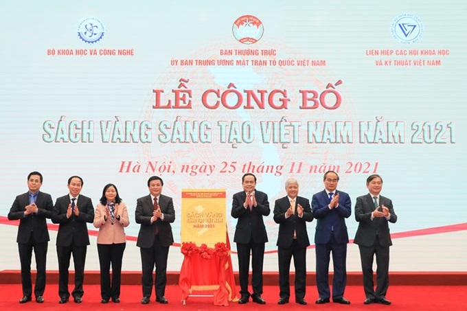 Lãnh đạo, nguyên lãnh đạo Đảng, Nhà nước, MTTQ Việt Nam thực hiện nghi thức công bố Sách vàng Sáng tạo Việt Nam năm 2021.