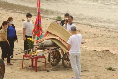 Cá voi chết dạt vào bờ, ngư dân lập đàn cúng và chôn cất