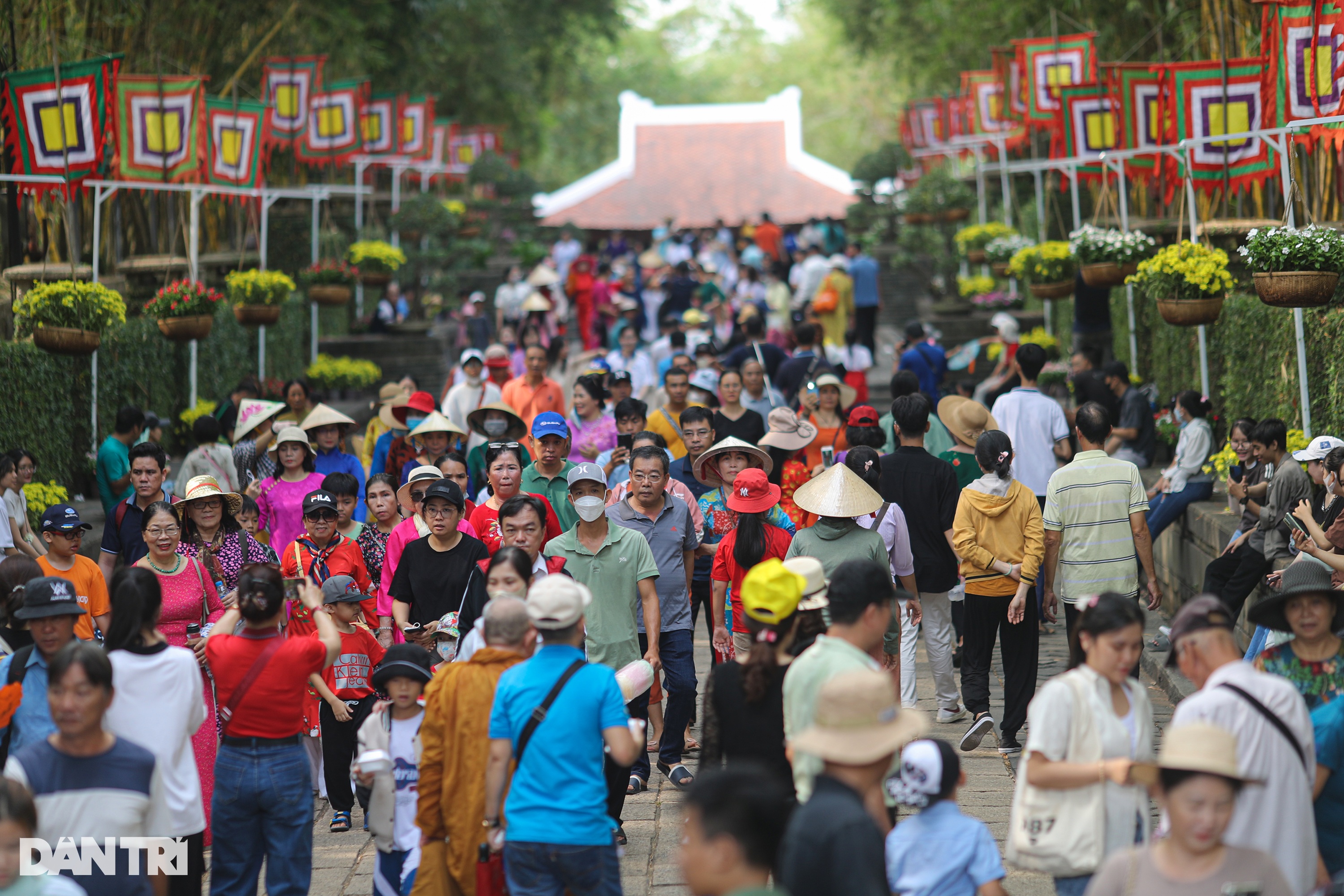 View - Người dân TPHCM xếp hàng dài dâng hương Giỗ Tổ Hùng Vương | Báo Dân trí