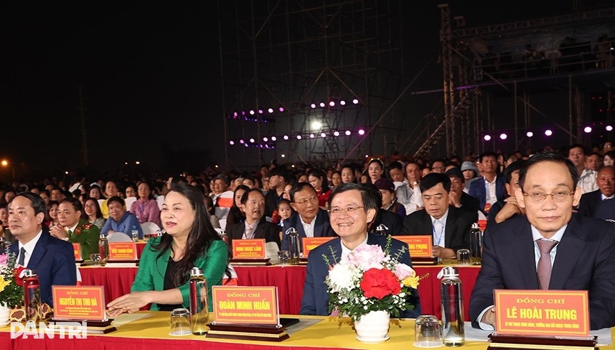 Milhares de pessoas compareceram à cerimônia de abertura do Ninh Binh Heritage Flow Festival - 3 Hàng nghìn người dự khai mạc Festival Ninh Bình Dòng chảy di sản - 3