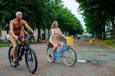 Cô gái trẻ gây sốc khi khỏa thân đạp xe