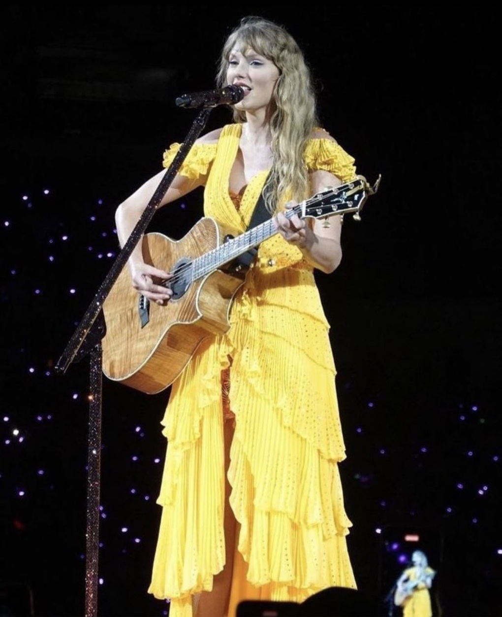 Biểu diễn ở Singapore, Taylor Swift chọn diện đồ của các nhà mốt danh tiếng - 7 Biểu diễn ở Singapore, Taylor Swift chọn diện đồ của các nhà mốt danh tiếng - 7