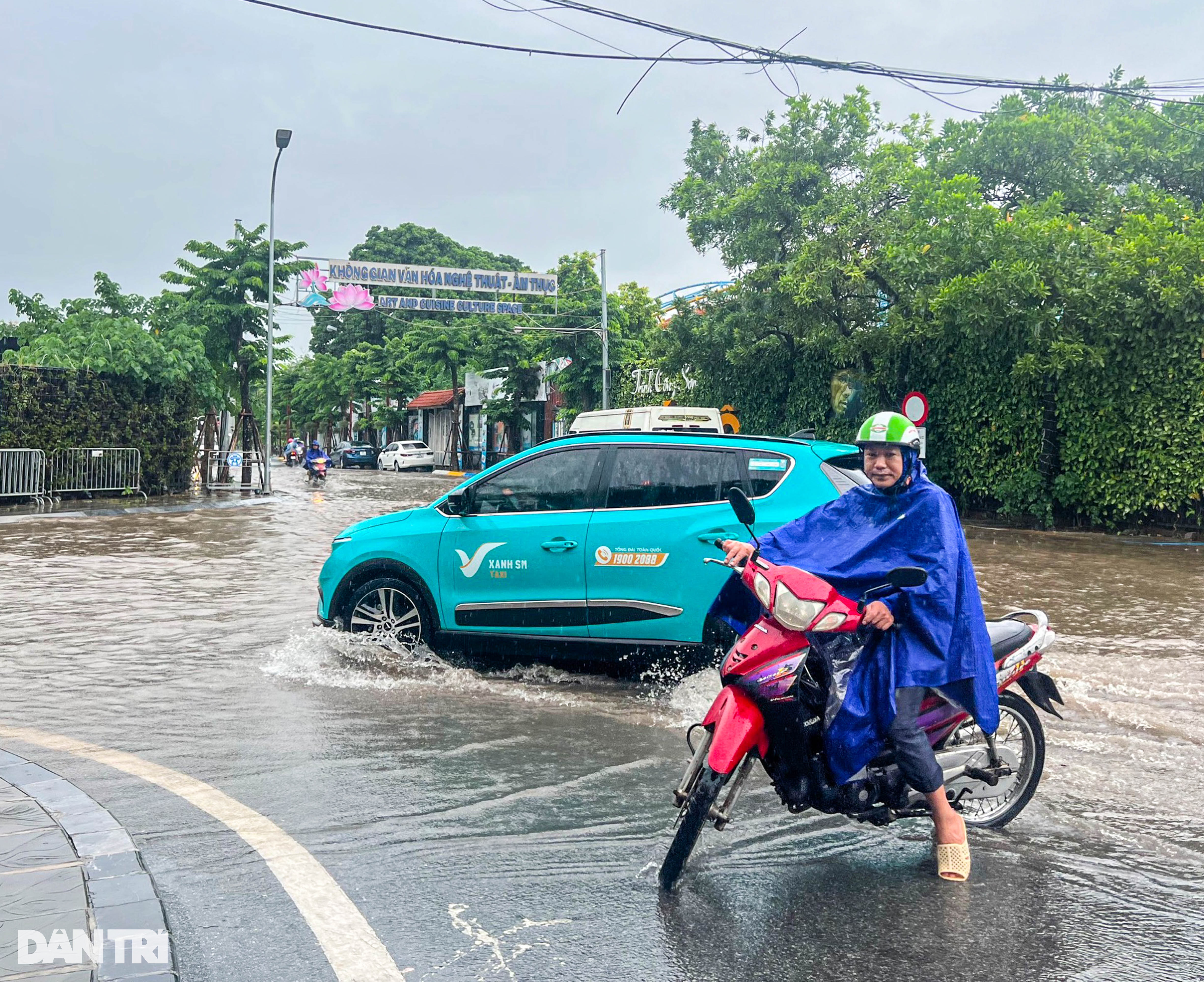 Hà Nội: Mưa lớn ngày cuối tuần, hàng loạt ô tô chết máy - 7