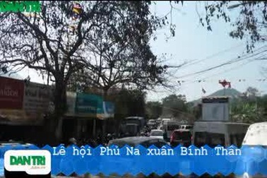 Du khách hướng về Phủ Na xin nước thánh