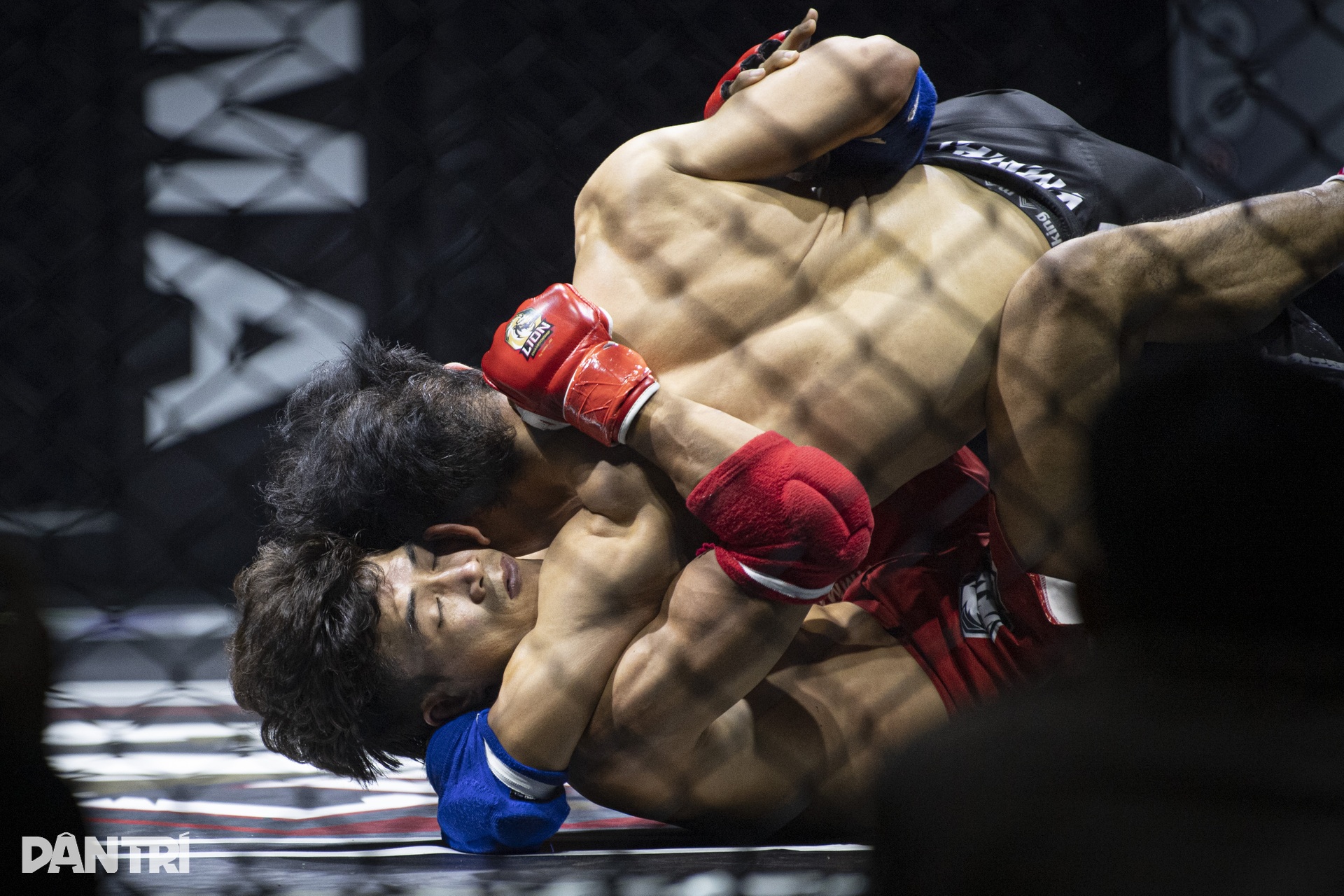 Độc cô cầu bại Duy Nhất tung đòn khiến đối thủ bỏ chạy tại MMA Việt Nam - 10 Độc cô cầu bại Duy Nhất tung đòn khiến đối thủ bỏ chạy tại MMA Việt Nam - 10