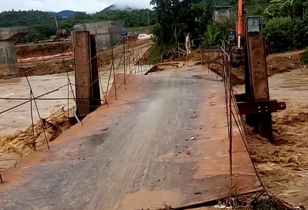 Mưa lớn ở huyện biên giới, cầu trôi, hàng nghìn người dân phải sơ tán - 1 Mưa lớn ở huyện biên giới, cầu trôi, hàng nghìn người dân phải sơ tán - 1