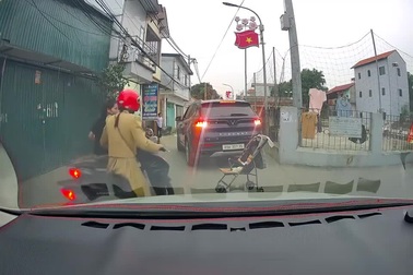 Người phụ nữ bất cẩn, suýt để cháu nhỏ gặp tai nạn nguy hiểm