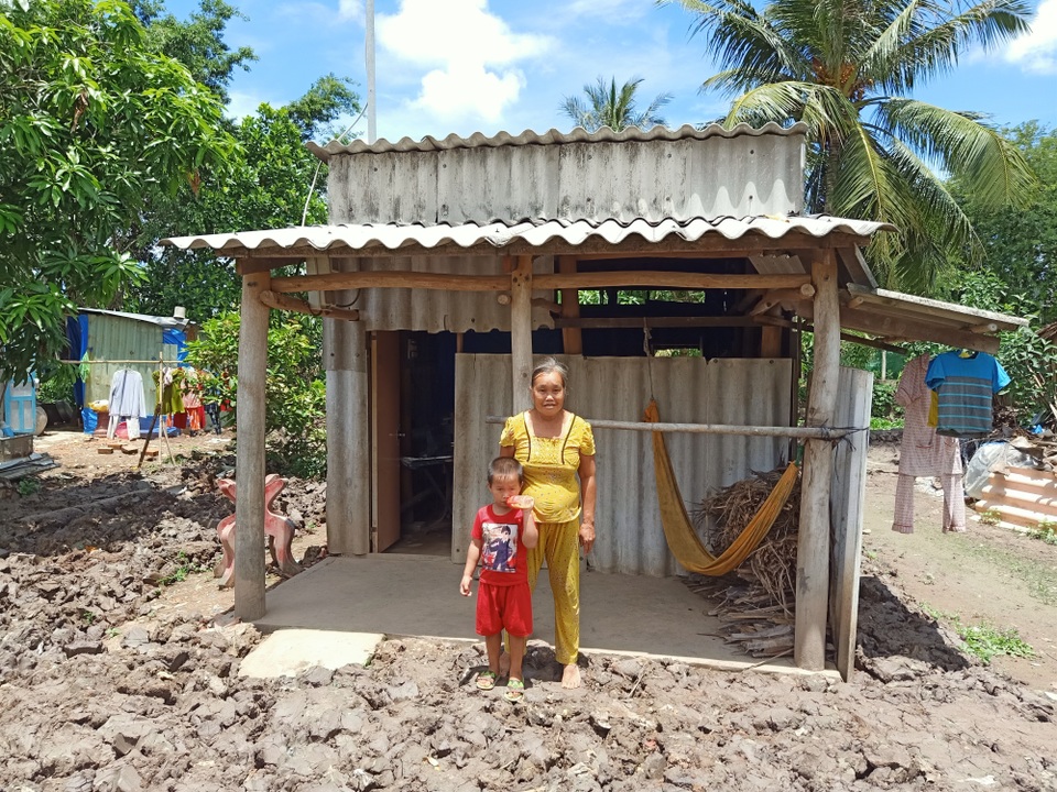 Bà cháu ở nhà bé như bao diêm được bạn đọc giúp đỡ xây nhà mới - 2 Bà cháu ở nhà bé như bao diêm được bạn đọc giúp đỡ xây nhà mới - 2