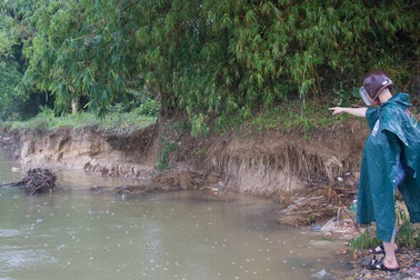 Lo "thắt ruột " bờ kè xây chưa xong, bờ sông tiếp tục bị "ngoạm" tại Đà Nẵng