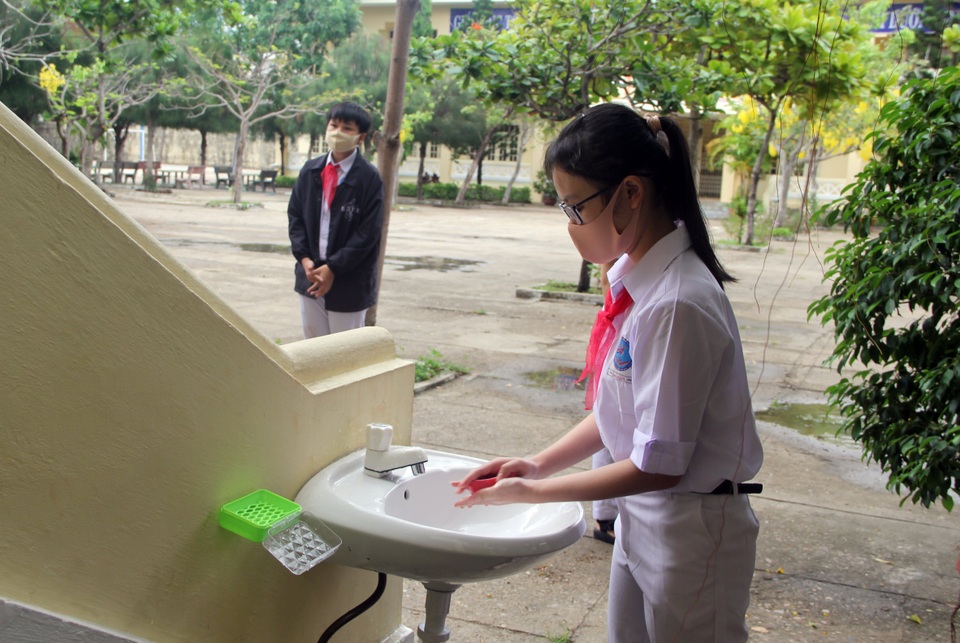 Nhiều trường áp dụng biện pháp mạnh phòng dịch đón học sinh - 22 Nhiều trường áp dụng biện pháp mạnh phòng dịch đón học sinh - 22
