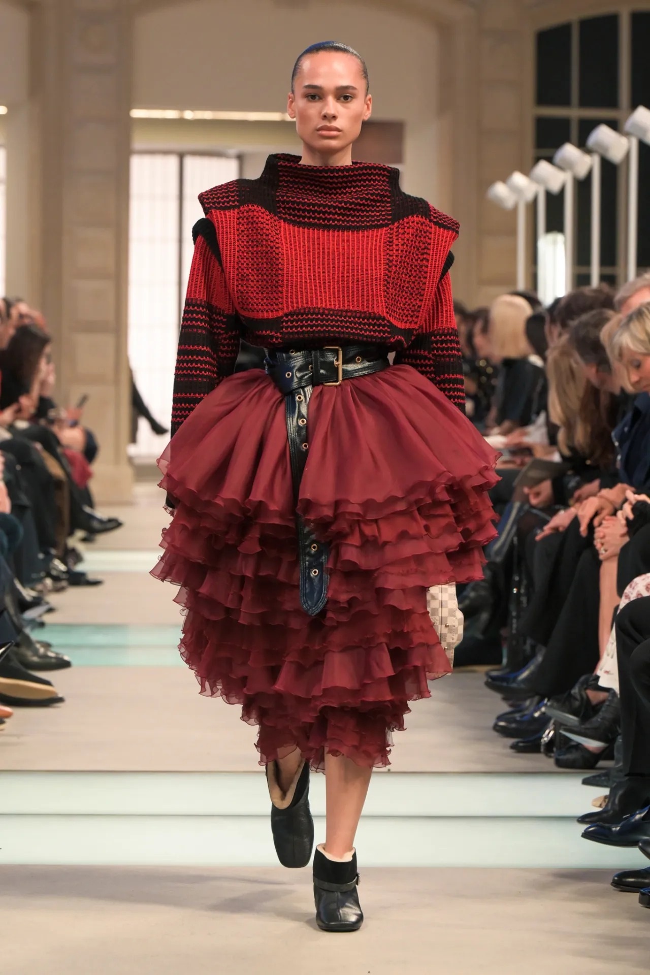 View - Lisa diện đồ xẻ ngực gợi cảm, gặp gỡ "người tình màn ảnh" của Kim Soo Hyun | Báo Dân trí