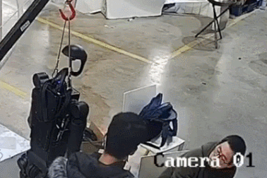 Khoảnh khắc robot hình người bất ngờ thức tỉnh, tấn công con người dữ dội