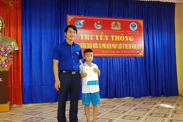 Cứu em nhỏ đuối nước, học sinh lớp 5 được tặng Huy hiệu "Tuổi trẻ dũng cảm"