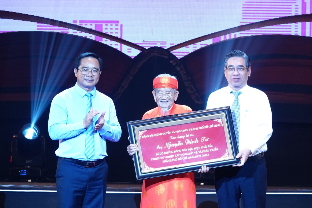 Tôn vinh 60 cá nhân tiêu biểu trong 50 năm xây dựng, phát triển TPHCM - 2 Tôn vinh 60 cá nhân tiêu biểu trong 50 năm xây dựng, phát triển TPHCM - 2