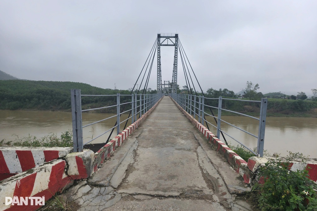 Trụ cầu treo bị nước lũ khoét sâu, người dân nơm nớp lo mất an toàn - 1