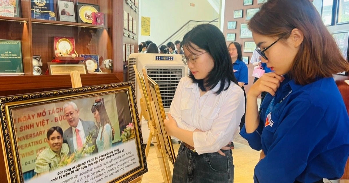 Sinh viên trường y tưởng niệm người thầy từng chỉ đạo ca mổ lịch sử
