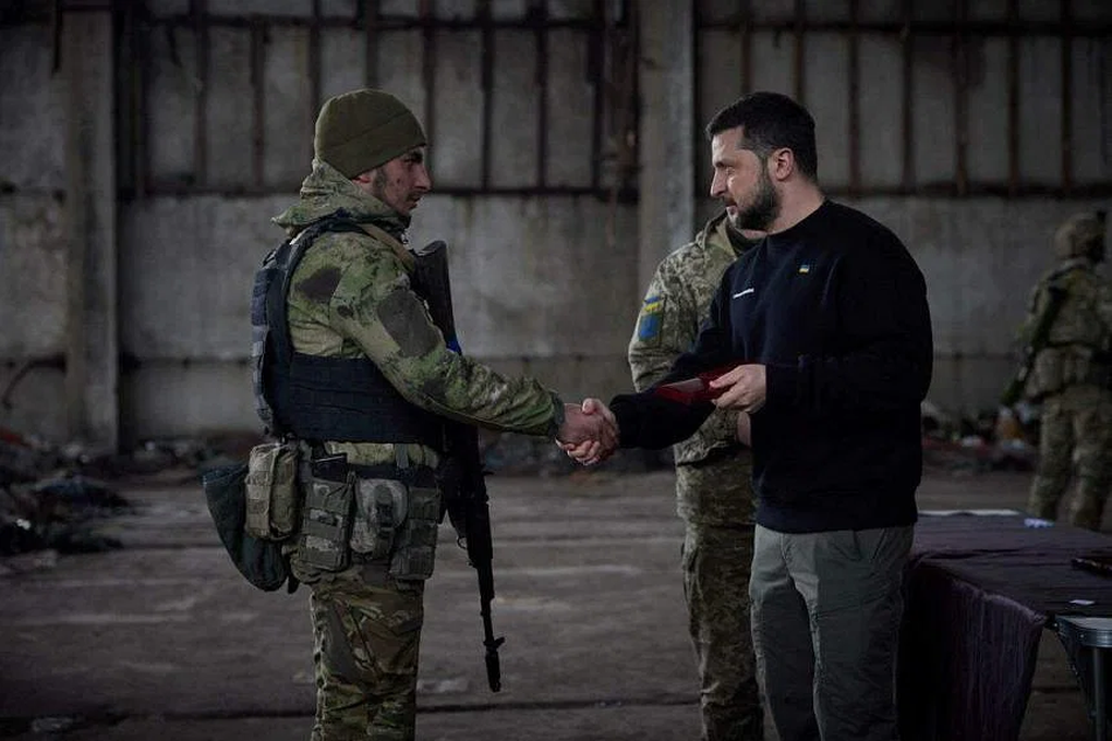 Tổng thống Ukraine đến Donetsk, Nga kiểm soát mọi ngả đường vào Bakhmut - 1 Tổng thống Ukraine đến Donetsk, Nga kiểm soát mọi ngả đường vào Bakhmut - 1