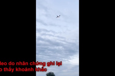 Khoảnh khắc động cơ máy bay chở khách bốc cháy giữa trời