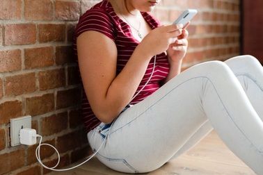 Nguy cơ tai nạn chết người khi sử dụng smartphone lúc đang sạc