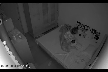 Hà Nội: Phẫn nộ hình ảnh bé sơ sinh nghi bị bảo mẫu hành hạ