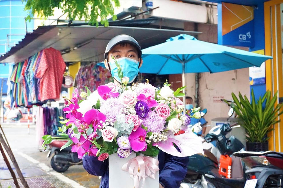 Dịp lễ 20/10, giới buôn hoa liêu xiêu vì giá hoa cao, người mua e dè - 9 Dịp lễ 20/10, giới buôn hoa liêu xiêu vì giá hoa cao, người mua e dè - 9