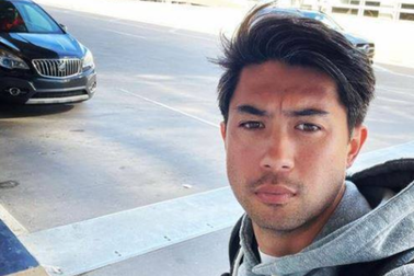 Lee Nguyễn lên máy bay sang Việt Nam