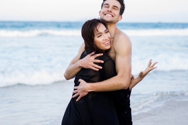 Ái Phương tình tứ ôm mẫu Tây dạo biển