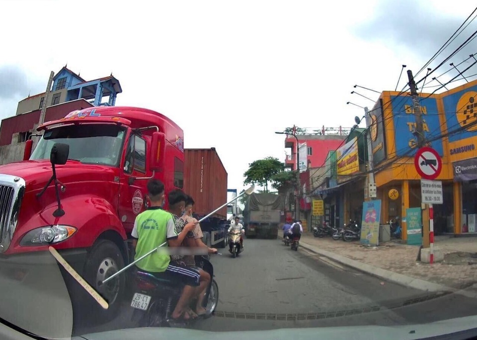 Hà Nội: Triệu tập nhóm thanh niên mang dao phóng đến trường để đánh nhau - 1 Hà Nội: Triệu tập nhóm thanh niên mang dao phóng đến trường để đánh nhau - 1