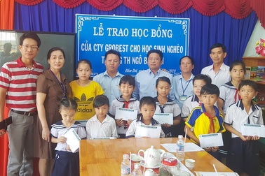 140 em học sinh nghèo tỉnh Cà Mau nhận học bổng của Công ty Grobest Việt Nam