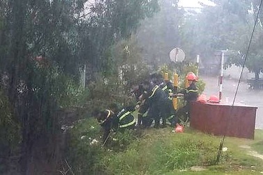 Khen thưởng lực lượng cứu hai cha con bị nước cuốn dưới cống